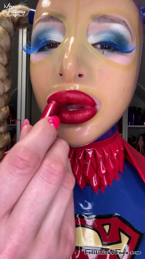 Supergirl Dressing Up - FetiliciousFans